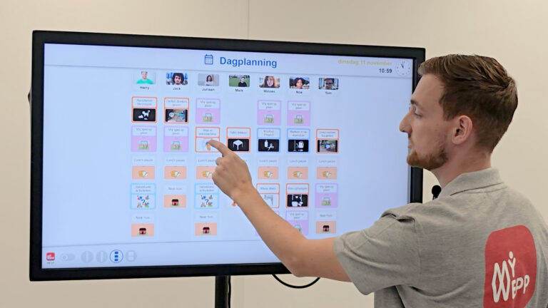 Een foto van het dagprogrammabord zonder tijd, die bediend wordt door een medewerker van MyWepp.
